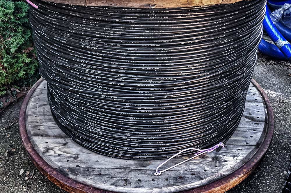 GLASFASER Bild einer großen Glasfaserkabel-Rolle.