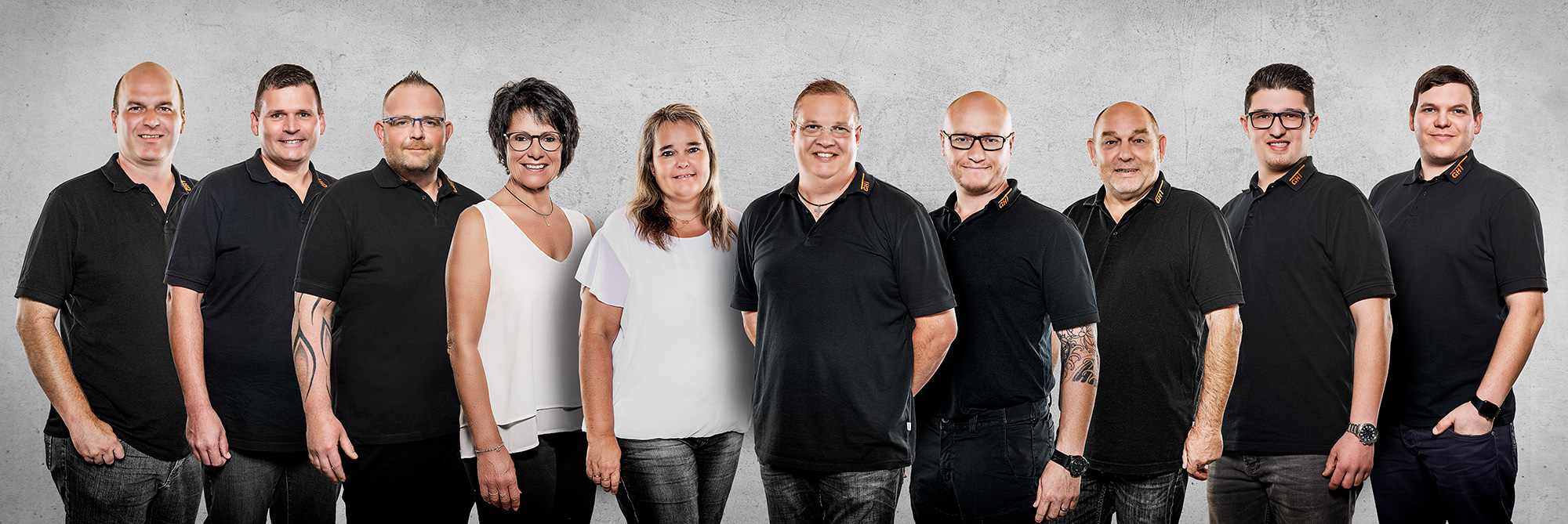 Das sind wir! Gruppenbild aller Mitarbeiter von GHT.